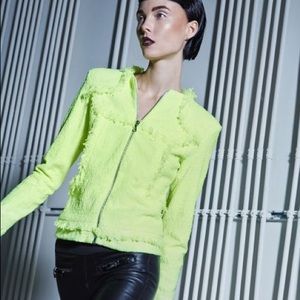 Alexis Neón yellow jacket